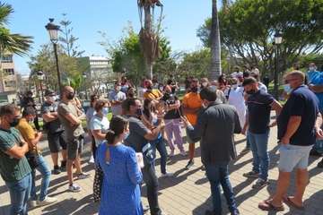 Protesta de los trabajadores del Paco Artiles y encuentro al aire libre con el alcalde en Arnao/TA.
